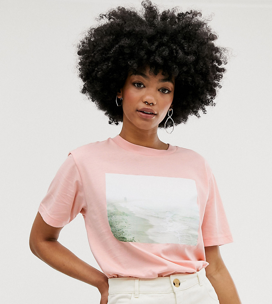 Monki - T-shirt met print van landschap in roze