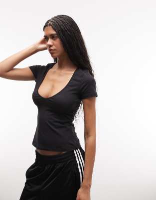 Monki - T-Shirt mit V-Ausschnitt in Schwarz