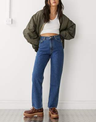 Monki - Taiki - Mom-Jeans mit hoher Taille in Dunkelblau