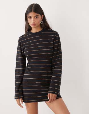 Monki - Tailliertes, langärmliges Mini-Shirt-Kleid in gestreiftem Schwarz