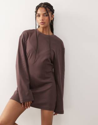 Monki - Tailliertes, langärmliges Mini-T-Shirt-Kleid in Dunkelbraun-Brown