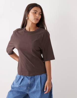 Monki - Tailliertes T-Shirt aus strukturiertem Jersey in Schokobraun-Brown