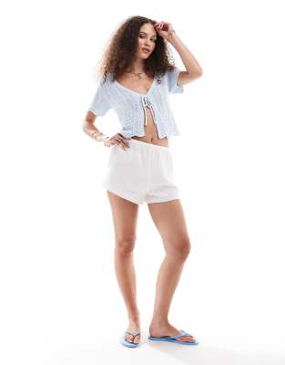 Monki - Top a maniche corte in maglia all'uncinetto blu chiaro allacciato sul davanti