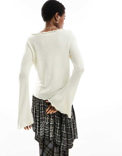 Monki - Top a maniche lunghe beige con scollo a barchetta e bordi smerlati