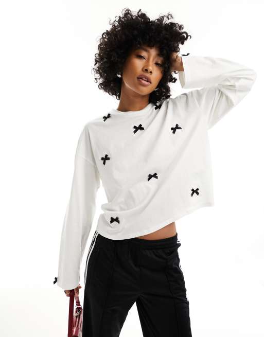 Monki - Top a maniche lunghe bianco sporco chiaro con fiocchi in raso a contrasto