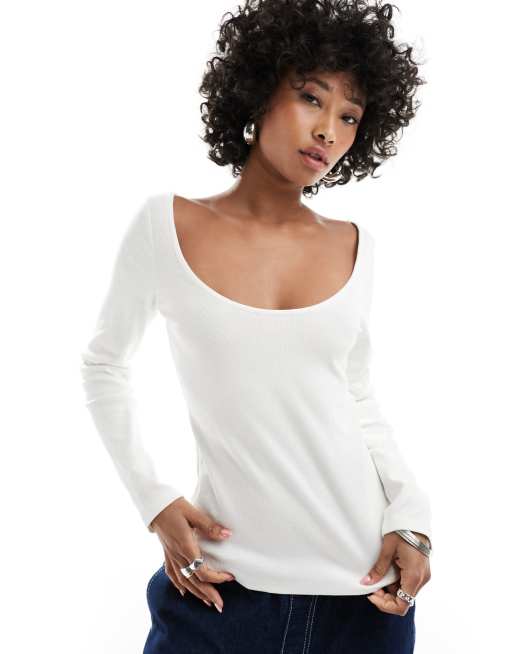 Monki - Top a maniche lunghe bianco sporco con scollo ampio sul retro