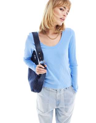 Monki - Top a maniche lunghe blu con scollo rotondo