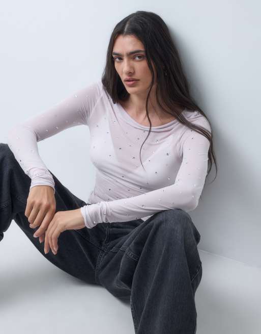 Monki top a maniche lunghe con scollo a barchetta e dettaglio con borchie in rosa cipria chiaro, 1 di 10
