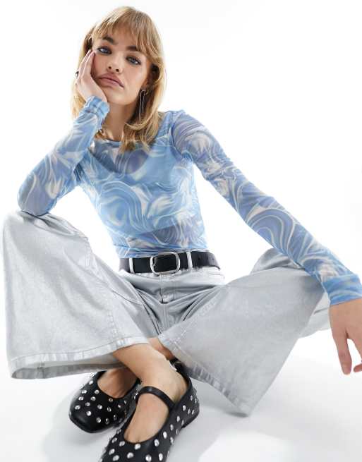 Monki - Top a maniche lunghe in rete blu con stampa astratta
