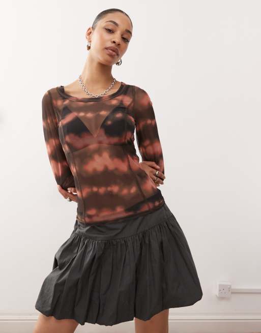 Monki - Top a maniche lunghe in rete semitrasparente marrone e rosa con stampa