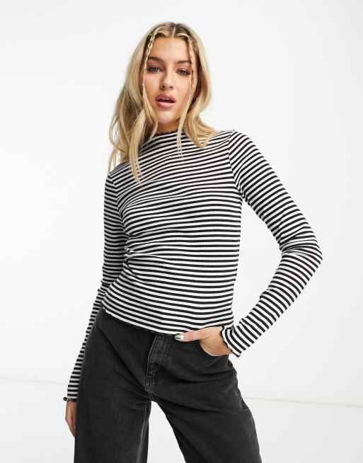 Monki - Top a maniche lunghe nero e bianco a righe con bordo ondulato