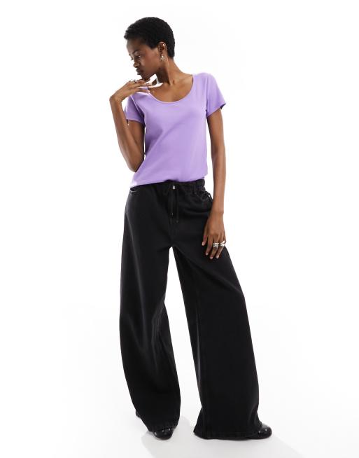 Monki - Top ajusté à manches courtes et encolure dégagée - Violet