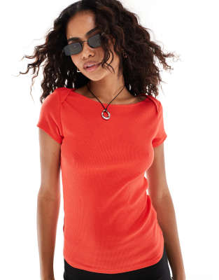 Monki - Top attillato rosso a maniche corte con scollo a barchetta