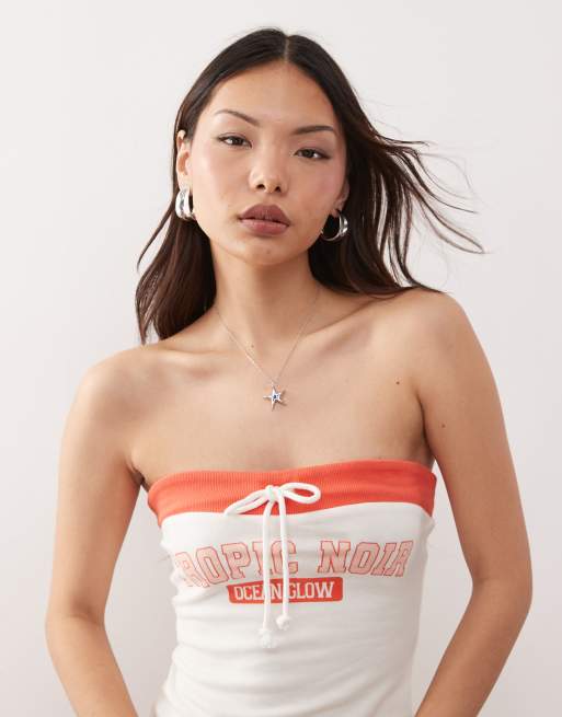 Monki - Top bandeau d'ensemble en jersey avec cordon contrastant à nouer et inscription « Tropic Noir » style universitaire - Blanc