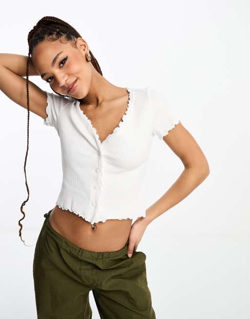 Monki - Top boutonné devant avec bords à volants - Blanc