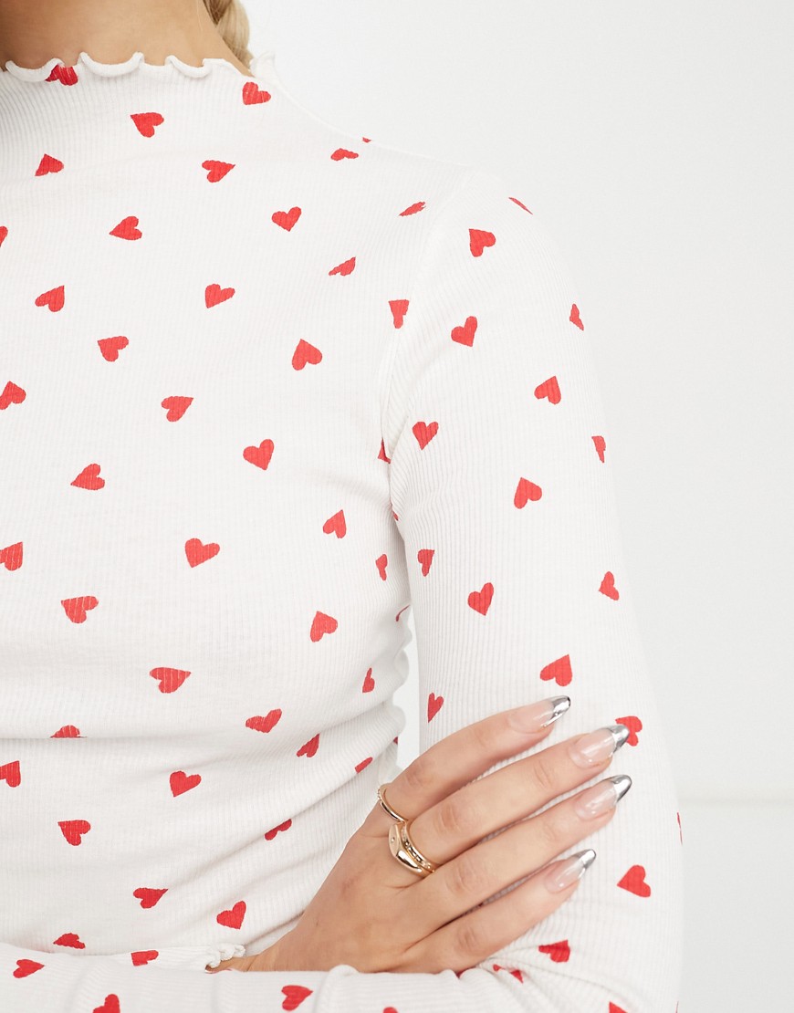 Top con bordi smerlati bianco sporco con stampa di cuori - Monki T-shirt donna  - immagine1
