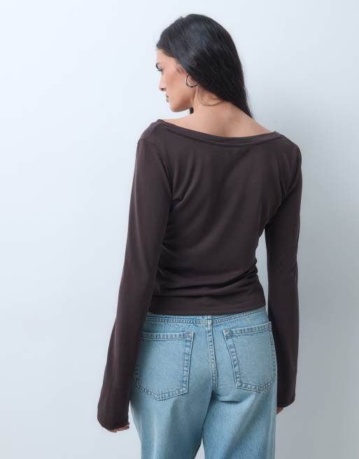 Monki top coordinato a maniche lunghe con scollo a V e soft touch in marrone scuro, 4 di 5