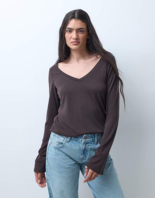 Monki top coordinato a maniche lunghe con scollo a V e soft touch in marrone scuro, 5 di 5