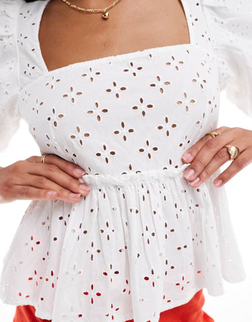 Monki Top en broderie anglaise avec manches courtes et encolure