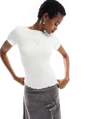 Monki - Top in jersey testurizzato bianco con bordi smerlati