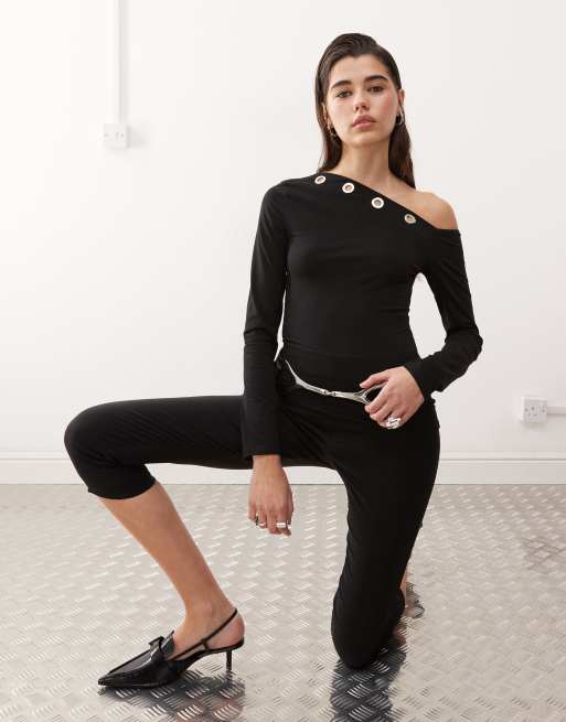 Monki - Top met asymmetrische schouder, lange mouwen en oogjes in zwart