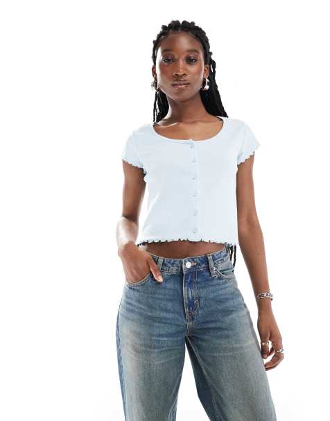 Monki - Top met korte mouwen, golvende zoom en knopen in lichtblauw - view 1