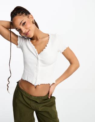 Monki - Top met ruches langs de rand en knopen aan de voorkant in wit