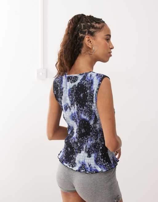 Monki - Top senza maniche arricciato a punto smock blu stampato con volant sul fondo, 4 di 4