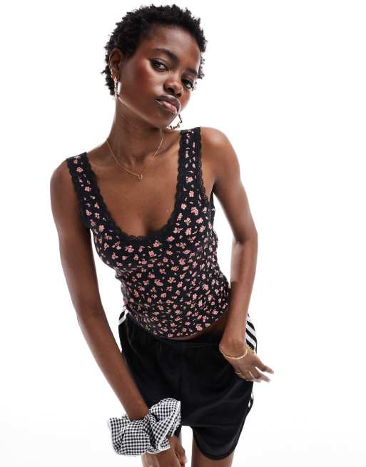 Monki - Top traforato con scollo rotondo e finiture in pizzo nero slavato a fiori rosa