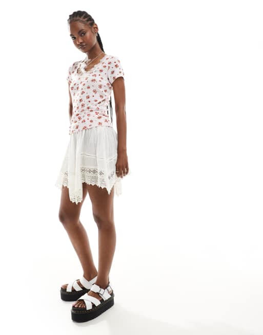 Monki - Top traforato con scollo rotondo e finiture in pizzo rosa e rosso con stampa a fiori, 3 di 4