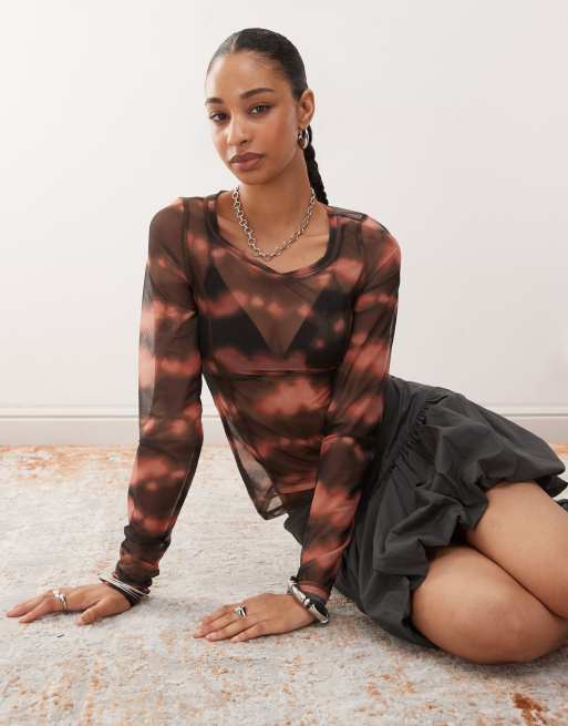 Monki - Top van half doorschijnend mesh met lange mouwen en vervaagde print in chocoladebruin, 3 van 4