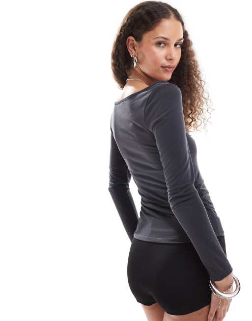 Monki - Top van jersey met lange mouwen en gerimpelde V-hals in zwart, 2 van 4