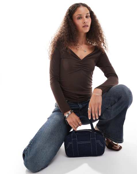 Monki - Top van jersey met lange mouwen en V-hals in donkerbruin - view 1