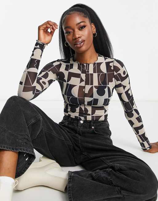 Monki - Top van mesh met lange mouwen in vierkante vormenprint