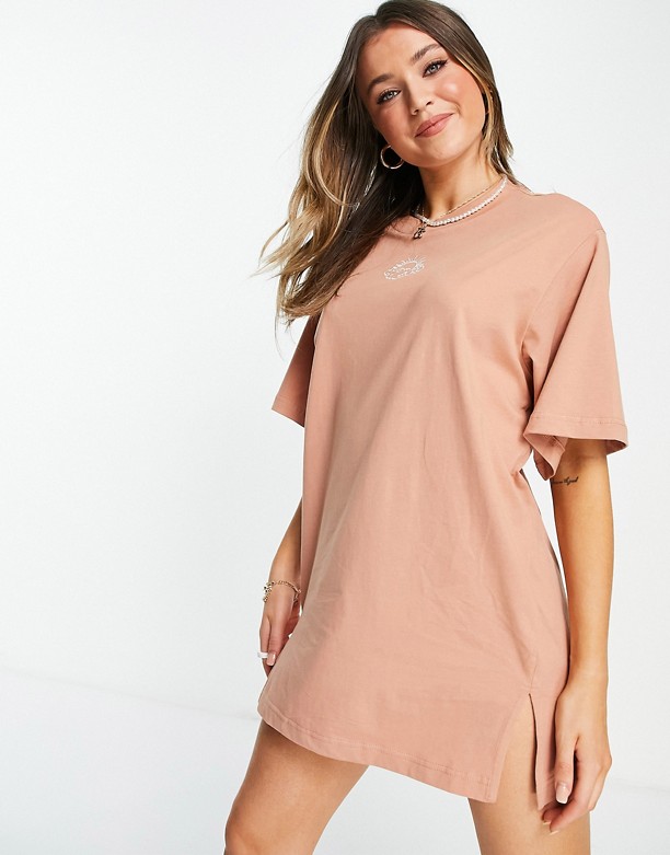  Twój Monki – Tori – RÓżowa sukienka t-shirtowa mini z bawełny organicznej z wyhaftowanym słońcem RÓżowy