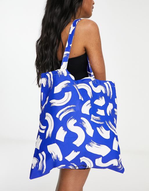 Monki Tote tas met swoosh print in blauw met wit ASOS