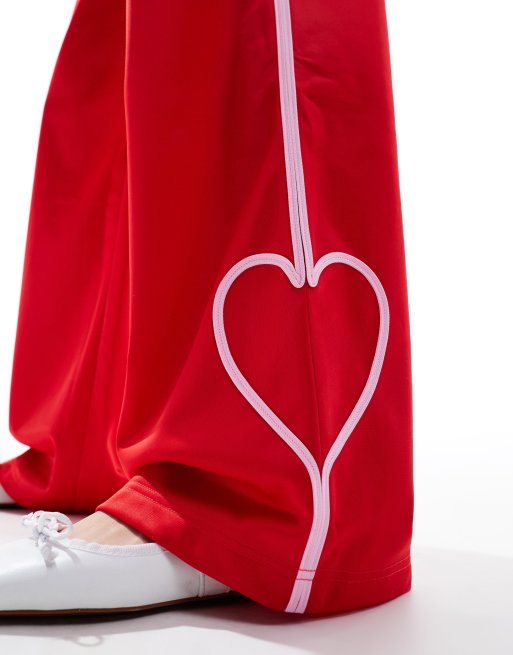 Monki - Trainingsbroek in rood met streep en hartje op de zijkant in roze, 2 van 5