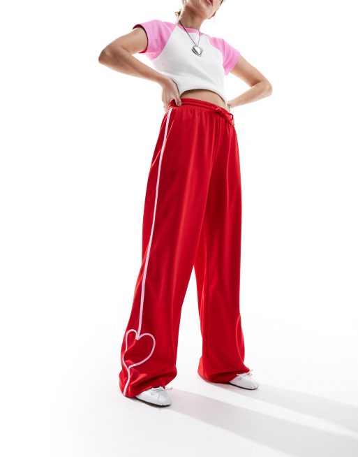 Monki - Trainingsbroek in rood met streep en hartje op de zijkant in roze, 3 van 5