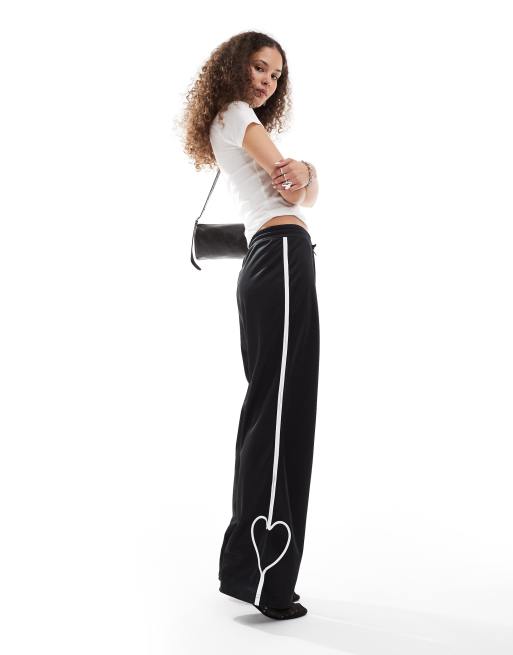 Monki - Trainingsbroek met rechte pijpen en streep met hartje in zwart met witte streep