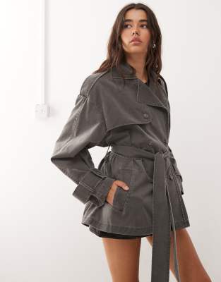 Monki - Trench-coat court en sergé - Noir délavé