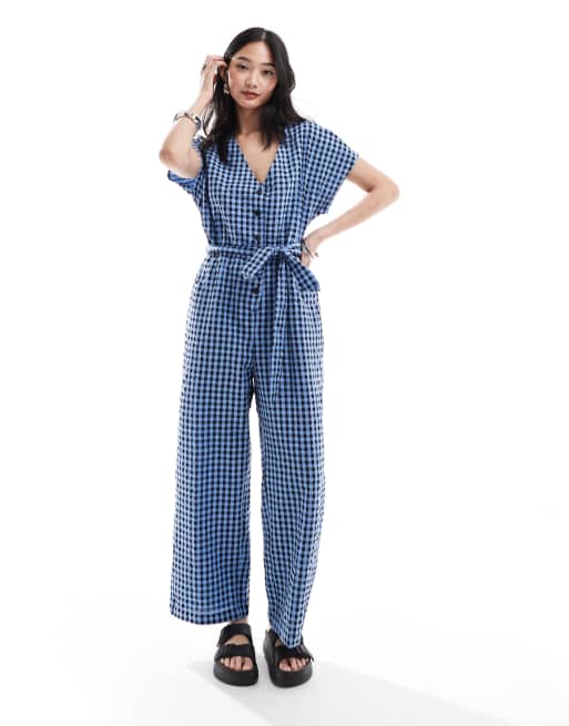Monki - Tuta jumpsuit in seersucker allacciata in vita a quadretti blu e neri