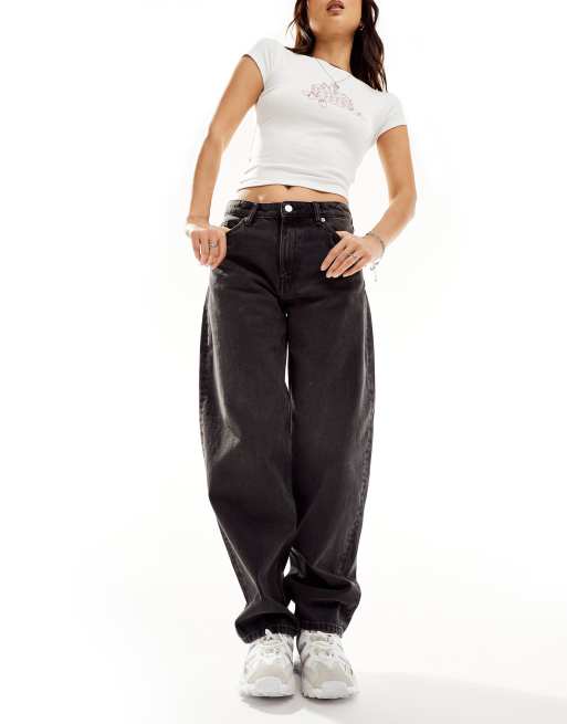 Monki – Uma – Jeans in verwaschenem Schwarz mit mittelhohem Bund und abgerundetem Beinschnitt