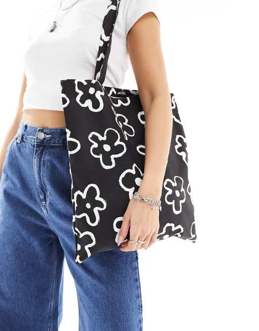 Monki – Umhängetasche mit Blumen-Kritzelmuster in Schwarz-Weiß