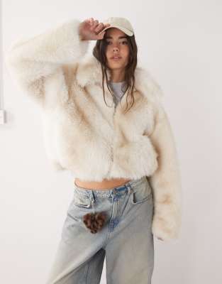 Monki - Veste courte en fausse fourrure - Blanc cassé