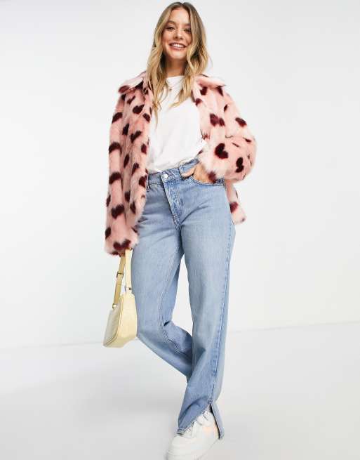 Monki - Veste en fausse fourrure à motif cœurs - Rose