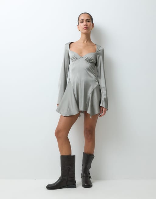 Monki vestido corto asimétrico de manga larga con espalda al aire en gris claro, 4 de 5