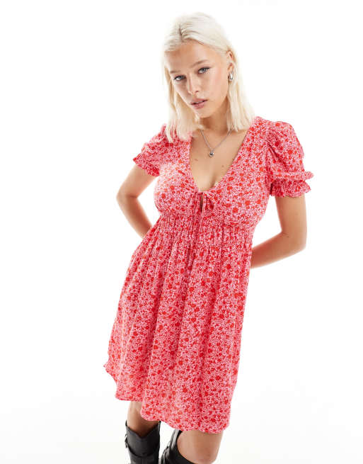 Monki - Vestito corto a grembiule con maniche a sbuffo a fiori