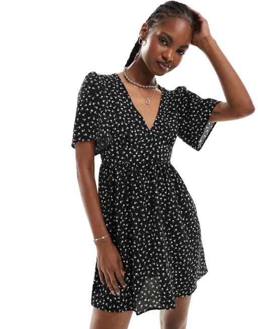 Monki - Vestito corto a maniche corte nero a fiori con scollo a V