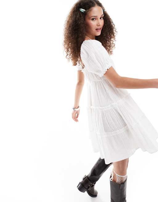Monki - Vestito corto babydoll bianco testurizzato con maniche a sbuffo e orlo a balze, 4 di 4