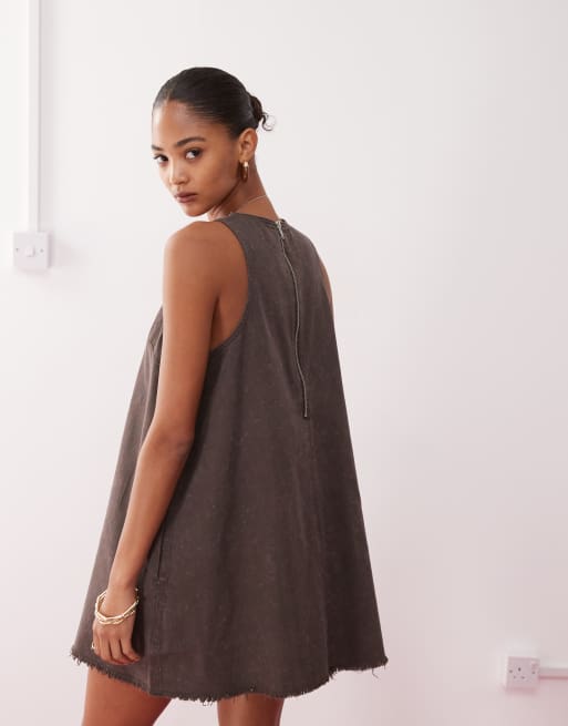 Monki - Vestito corto senza maniche svasato marrone scuro con bordi sfrangiati, 2 di 4